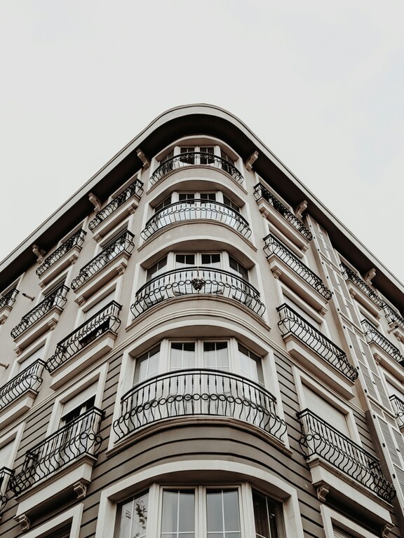 Klasszikus társasház homlokzat